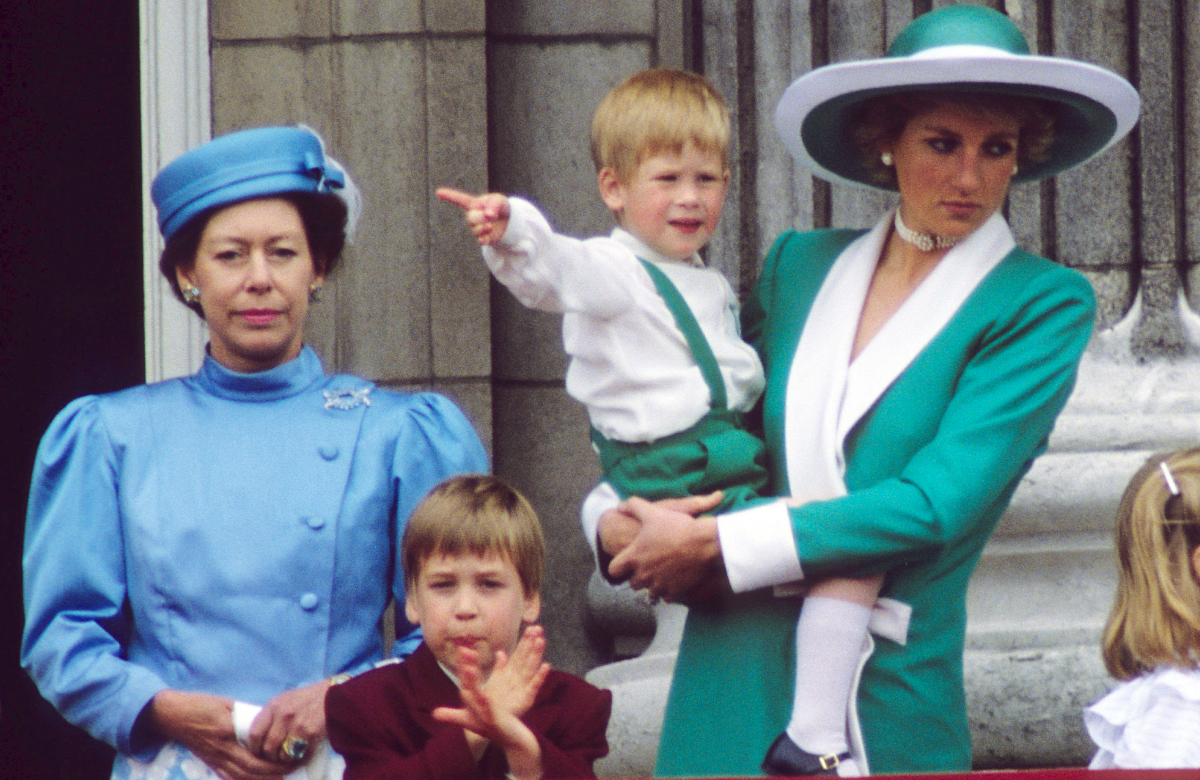 Prinzessin Margaret, Prinz William, Prinz Harry und Prinzessin Diana (v.l.) auf dem Balkon des Buckingham-Palastes