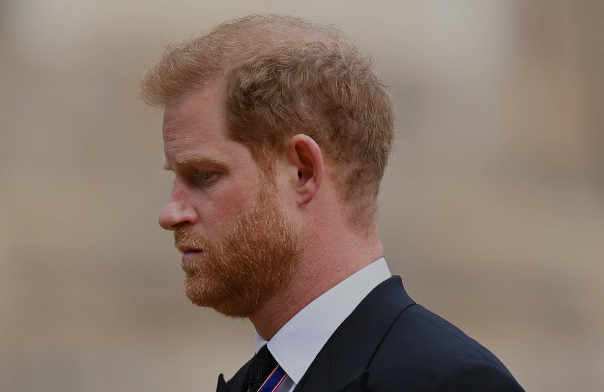 Prinz Harry schaut bedrückt bei der Beerdigung von Queen Elizabeth II.