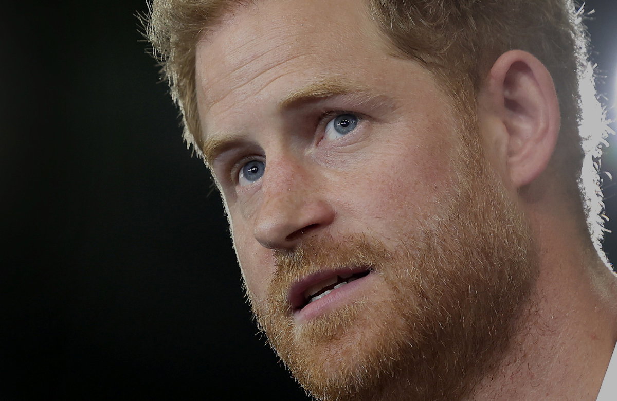 Prinz Harry schaut besorgt