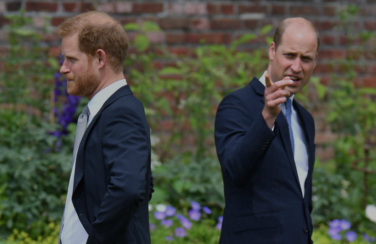 Prinz Harry und Prinz William stehen mit dem Rücken zueinander.