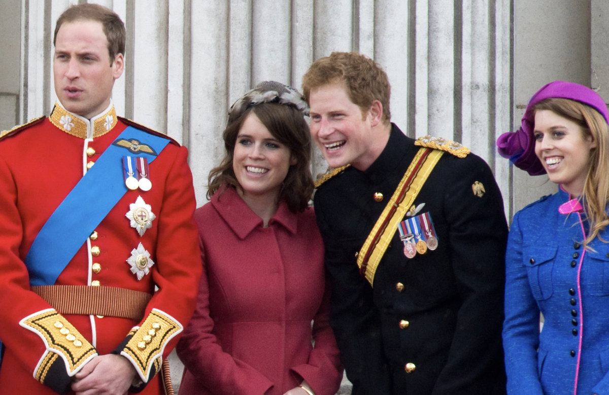 Prinz William, Prinzessin Eugenie, Prinz Harry und Prinzessin Beatrice lachen gemeinsam.