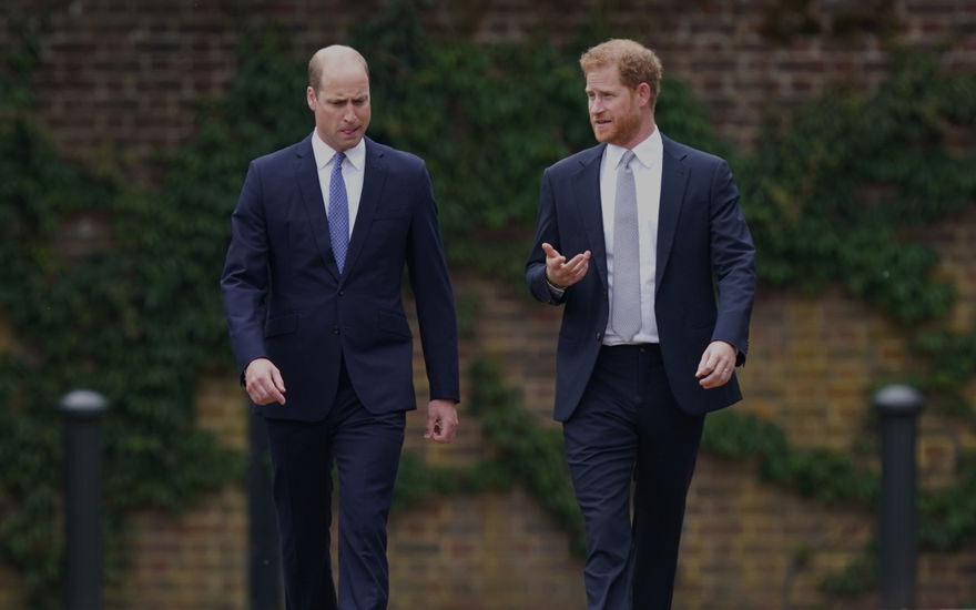 Prinz William und Prinz Harry besuchen eine Statur zu Prinzessin Dianas 60. Geburtstages.