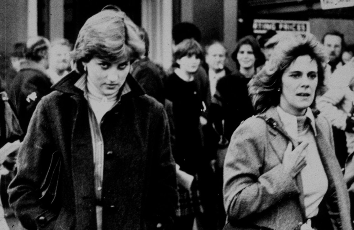 Prinzessin Diana und Queen Consort Camilla gehen nebeneinander.