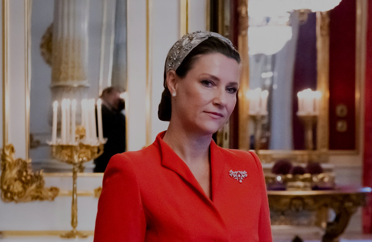 Prinzessin Märtha Louise schaut bedrückt.