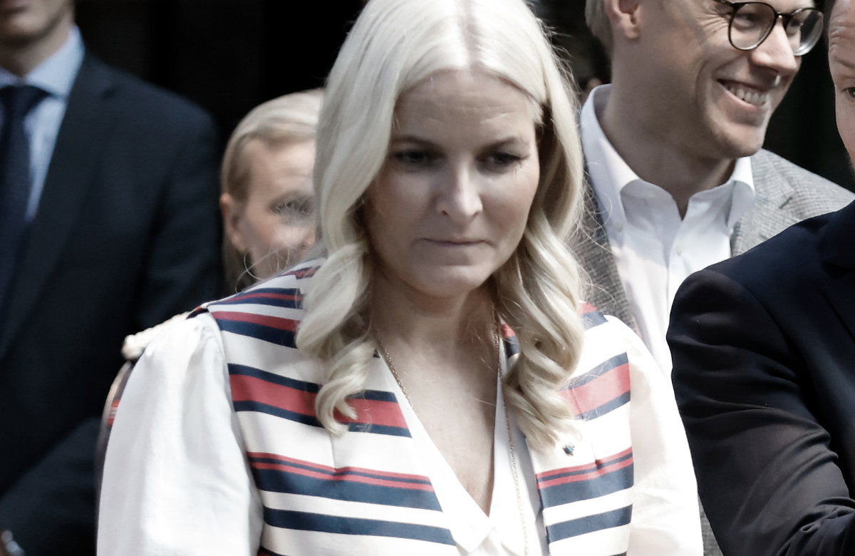 Prinzessin Mette-Marit von Norwegen guckt traurig nach unten