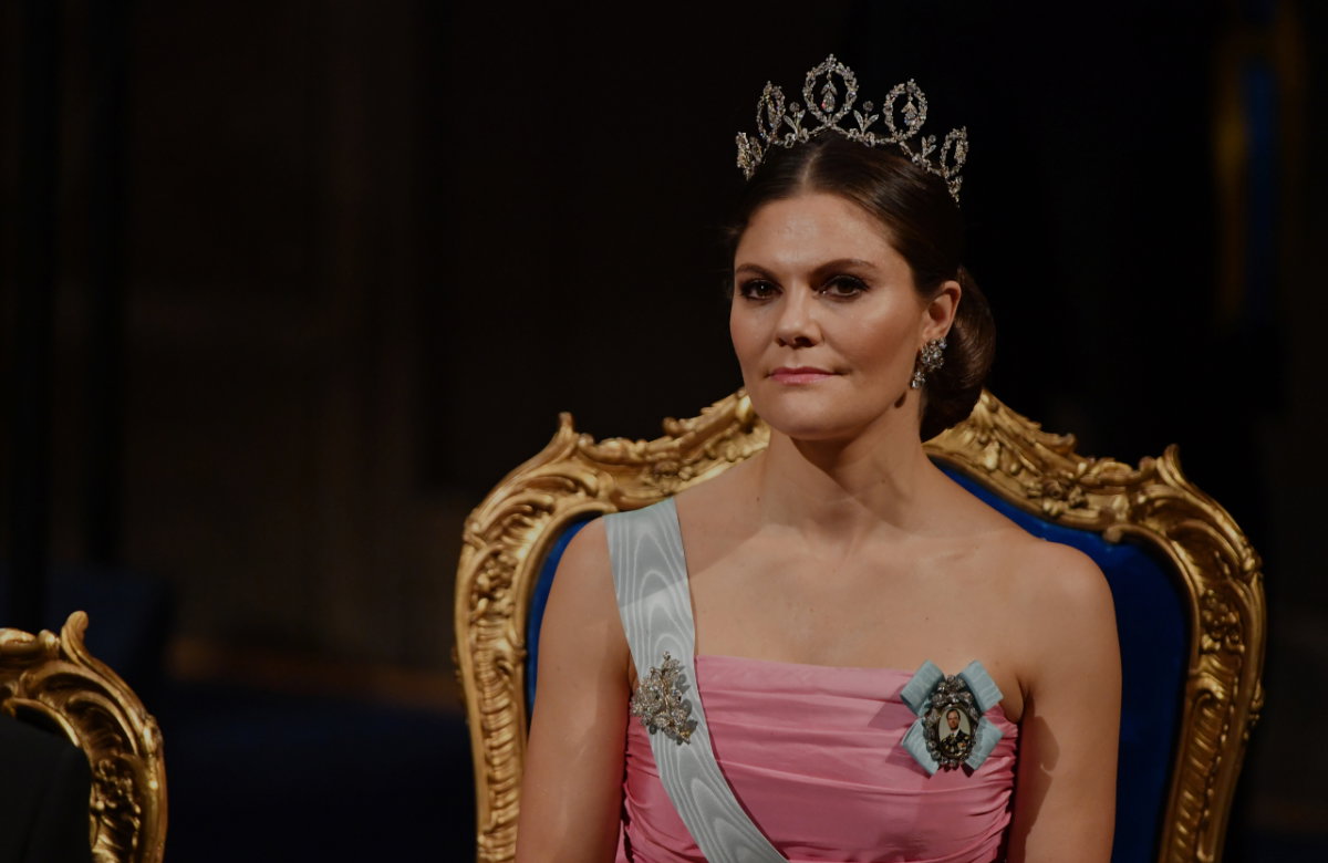 Prinzessin Victoria schaut ernst.