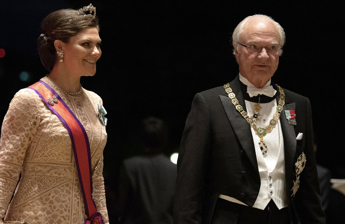Prinzessin Victoria und König Carl Gustav stehen nebeneinander.