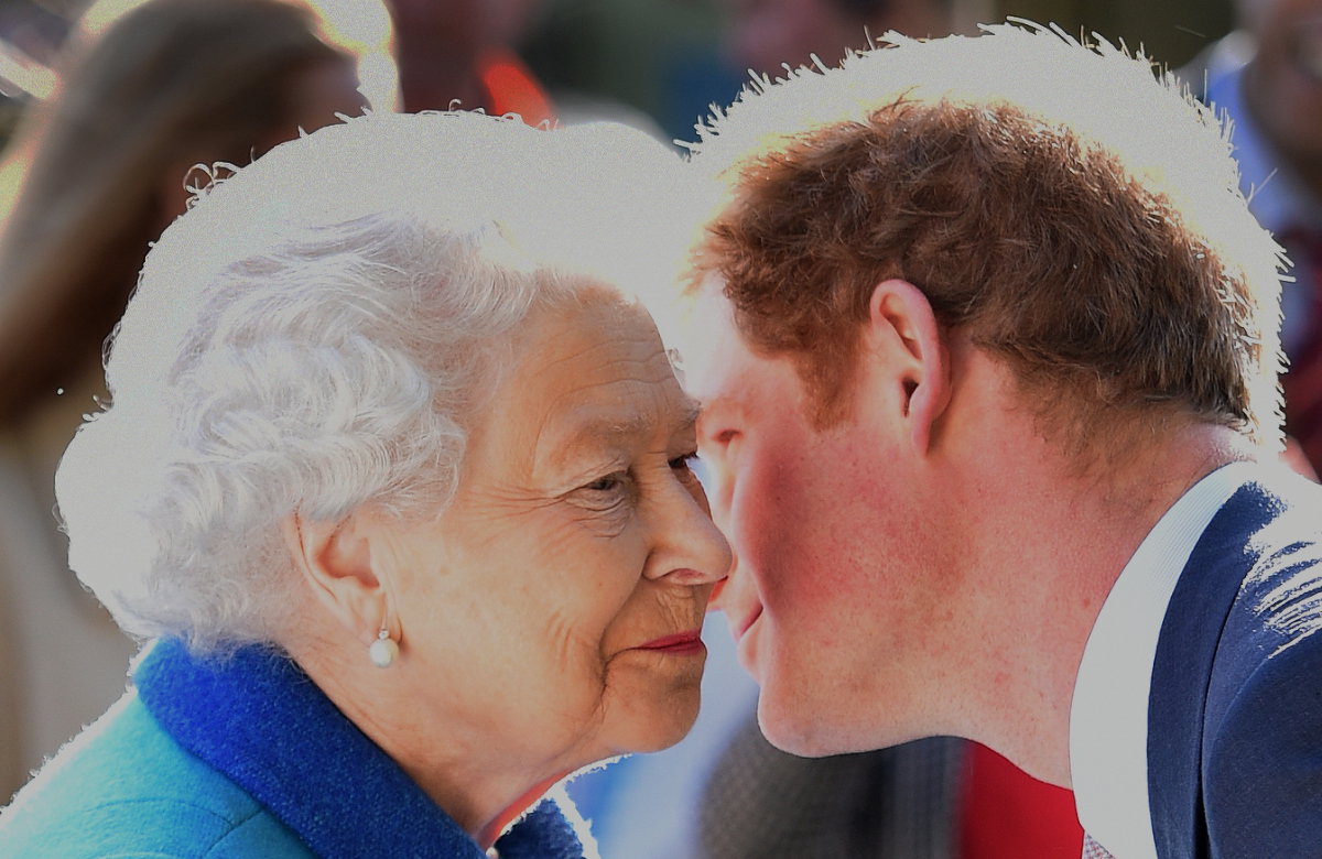Prinz Harry gibt Queen Elizabeth II. einen Kuss.