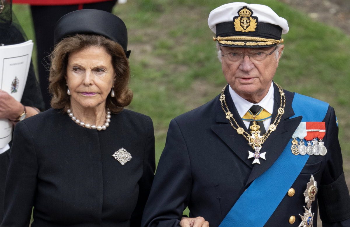 Königin Silvia und König Carl Gustaf gehen zusammen.