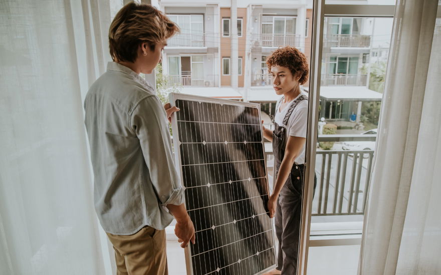 Paar trägt Solarplatte