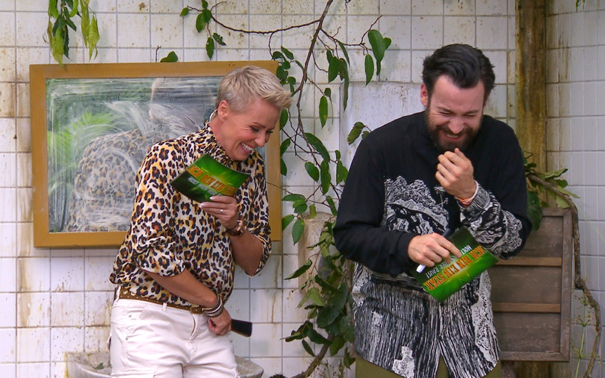 Sonja Zietlow und Jan Köppen lachen bei einer Dschungelprüfung