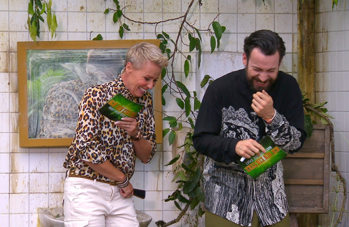 Sonja Zietlow und Jan Köppen lachen bei einer Dschungelprüfung