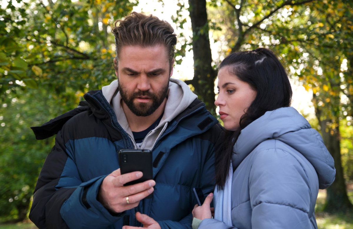 Bambi und Sina schauen voller Sorge aufs Handy