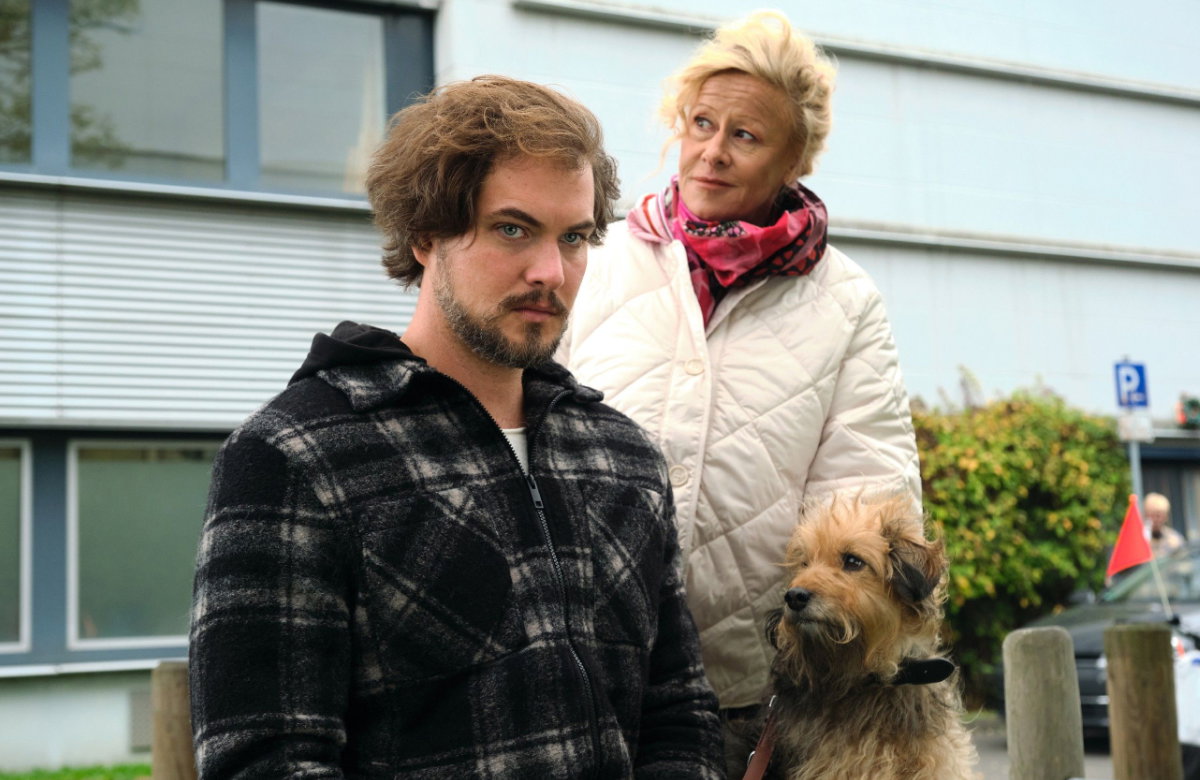 "Unter uns": David und Stinker sitzen auf einer Bank, Lulu steht im Hintergrund