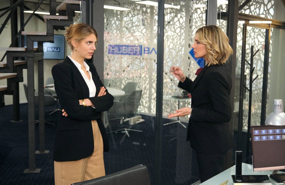 "Unter uns": Stella und Eva diskutieren im Büro