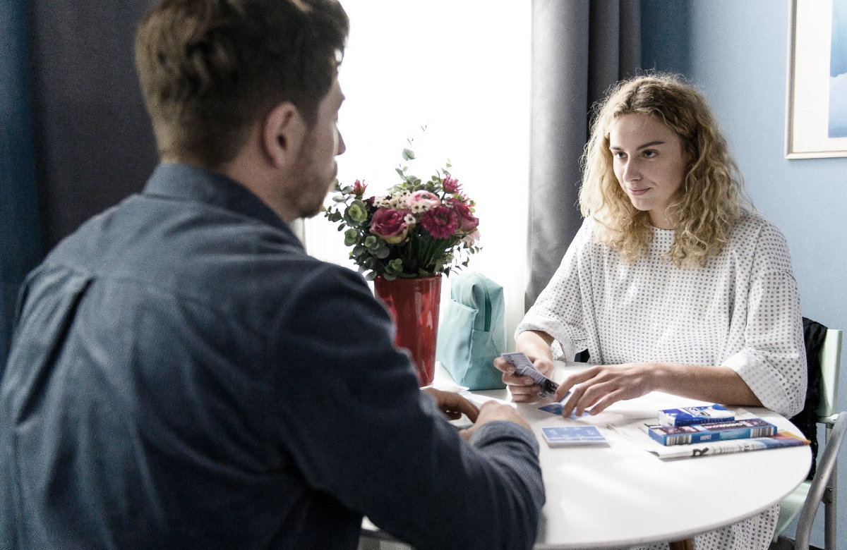 Yannick und Nele sitzen sich bei "Alles was zählt" gegenüber