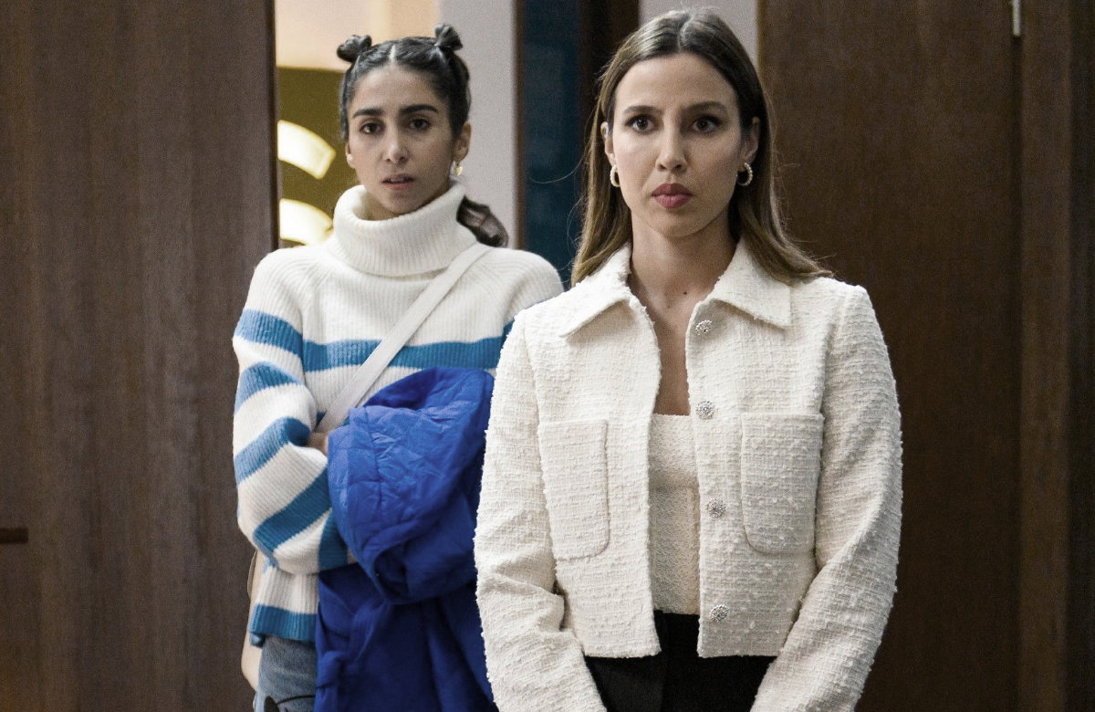 Chiara und Leyla stehen bei "Alles was zählt" nebeneinander und gucken schockiert