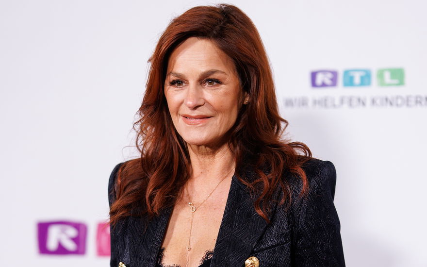 Andrea Berg lächelt mit schwarzer Jacke