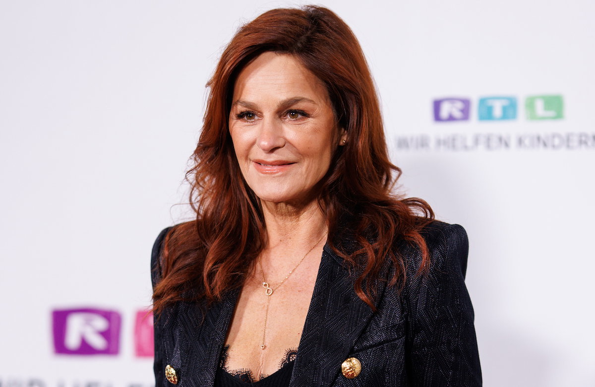Andrea Berg lächelt mit schwarzer Jacke