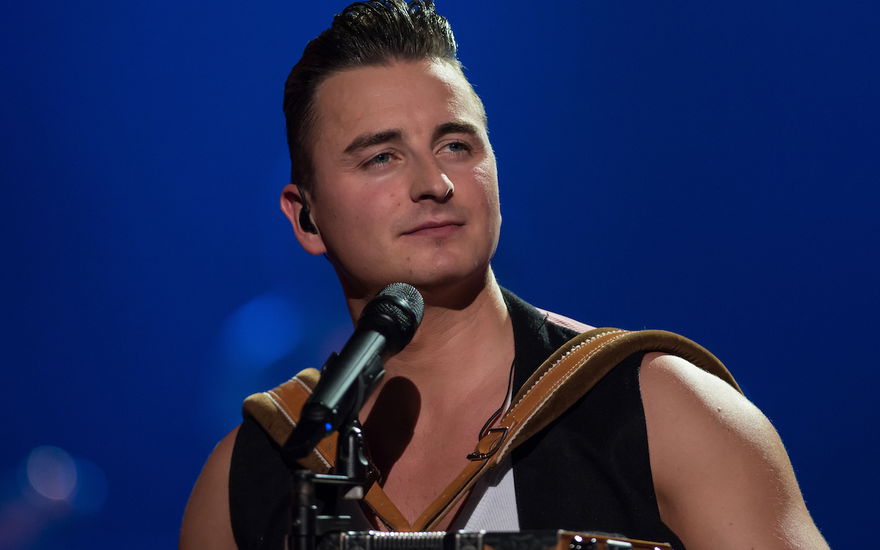Andreas Gabalier schaut skeptisch in die Ferne