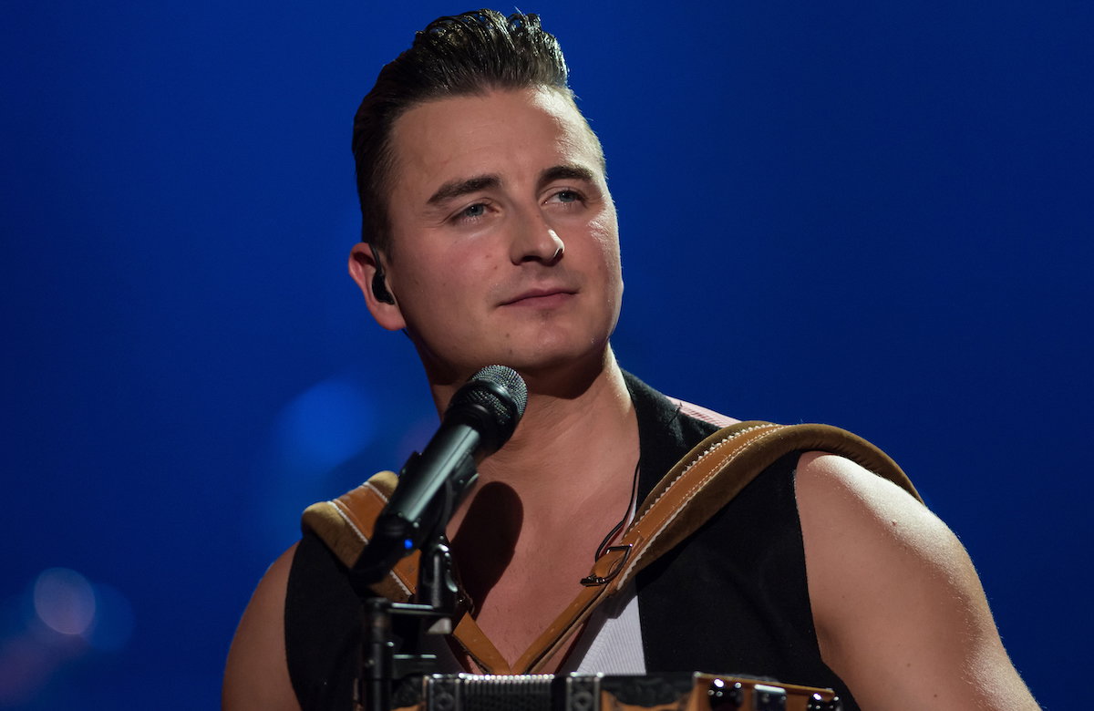 Andreas Gabalier schaut skeptisch in die Ferne