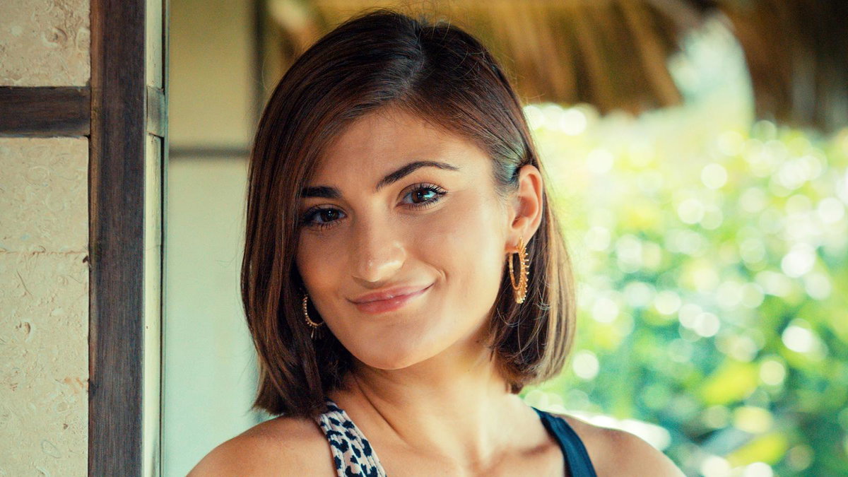 Bachelor 2023 Kandidatin Giovanna lächelt verschmitzt mit geschlossenen Lippen