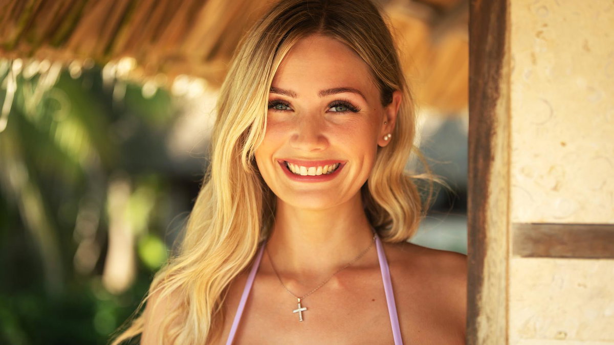 Bachelor Kandidatin Jana lacht in die Kamera