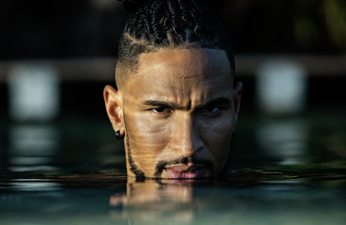 Bachelor David Jackson düster im Wasser