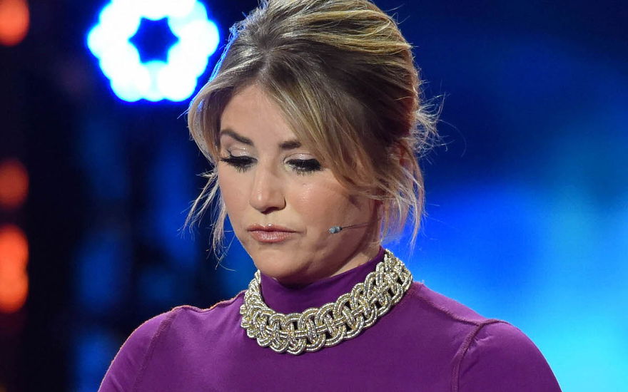 Beatrice Egli guckt traurig auf den Boden, lila Oberteil