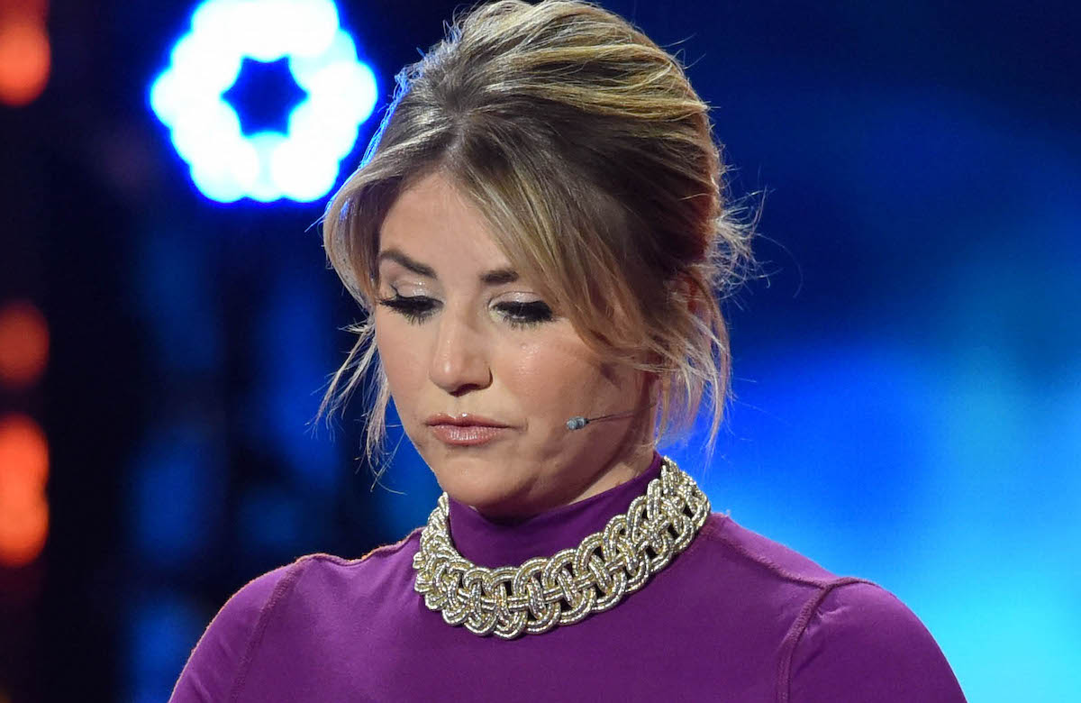Beatrice Egli guckt traurig auf den Boden, lila Oberteil