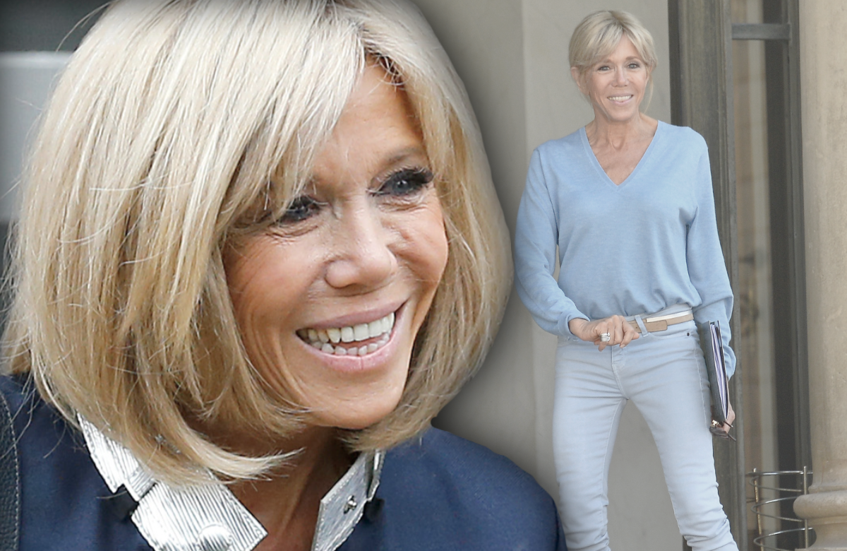 Brigitte Macron lacht fröhlich - im Hintergrund in Jeans vorm Elysée Palast