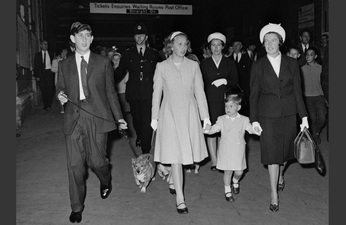 Prinz Andrew als Kleinkind mit seinen Geschwistern Charles und Anne sowie einem Kindermädchen