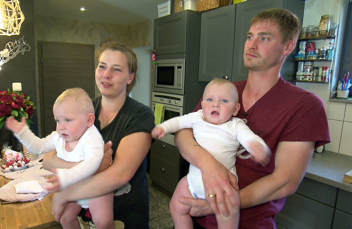 Sarafina und Peter Wollny haben Emory und Casey auf dem Arm