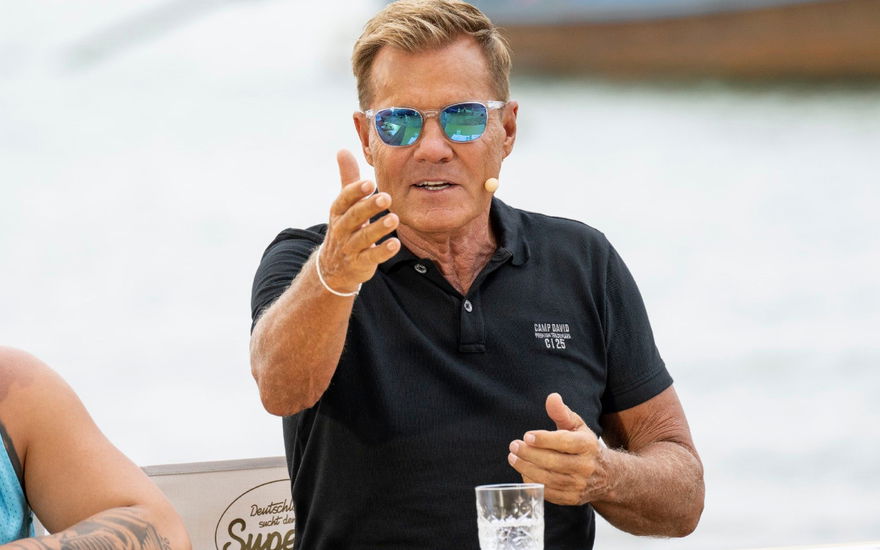 Dieter Bohlen sitzt bei DSDS am Jury-Pult mit Sonnenbrille