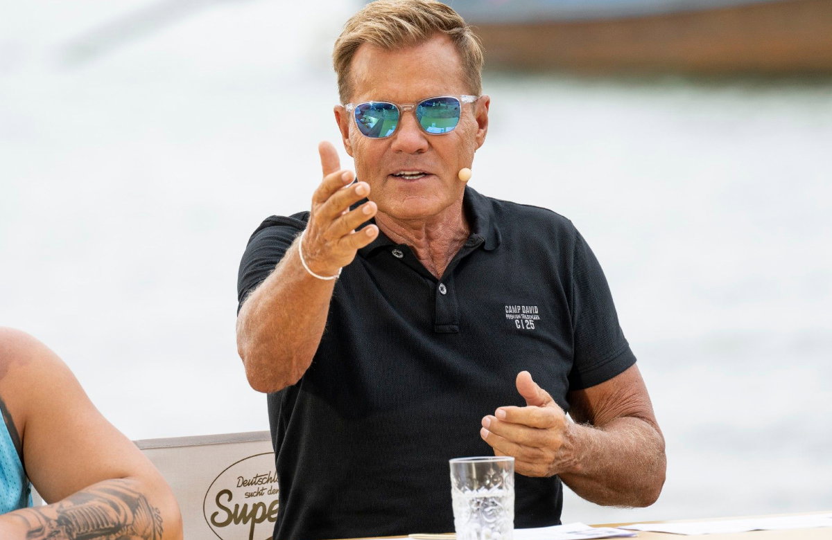 Dieter Bohlen sitzt bei DSDS am Jury-Pult mit Sonnenbrille