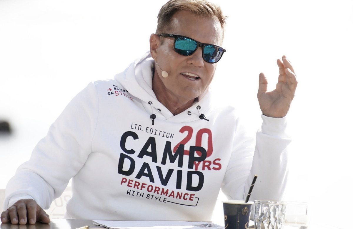 Dieter Bohlen sitzt mit Sonnenbrille bei DSDS am Jury-Pult