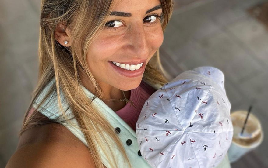 Eva Benetatou mit Sohn auf dem Arm.