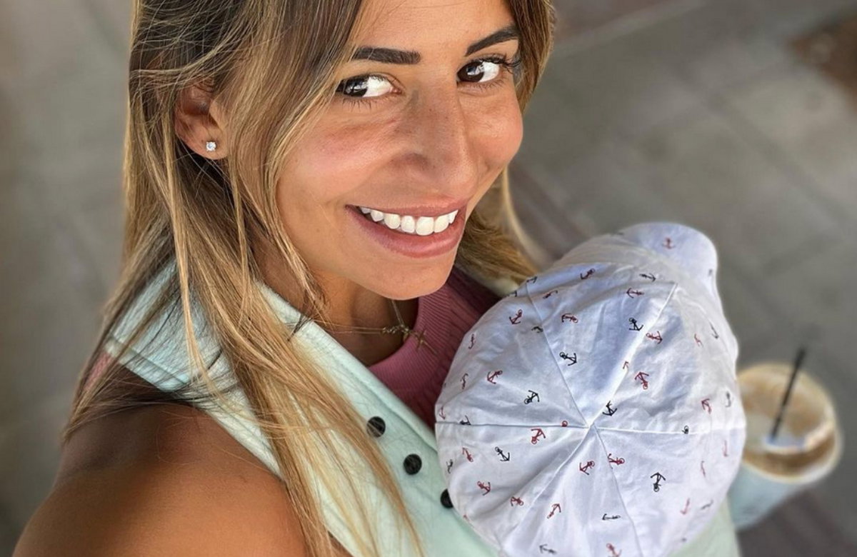 Eva Benetatou mit Sohn auf dem Arm.