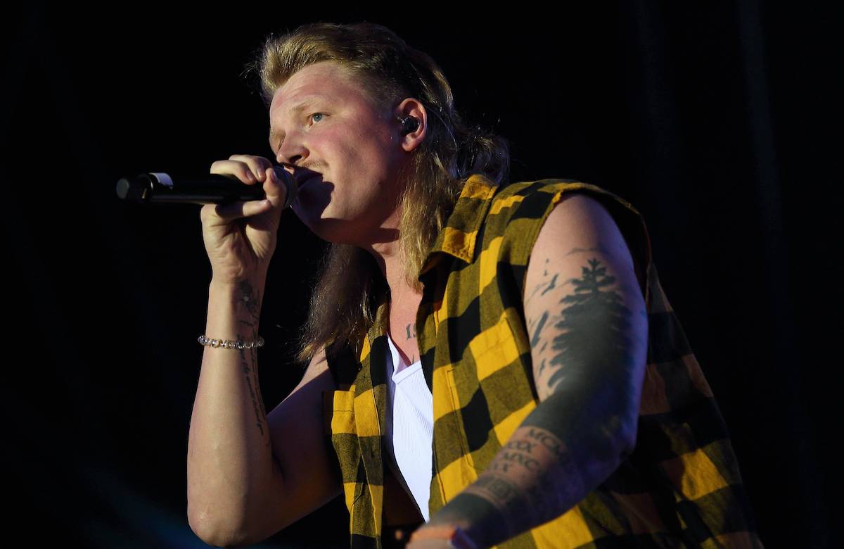 Finch Asozial singt mit karierten Hemd