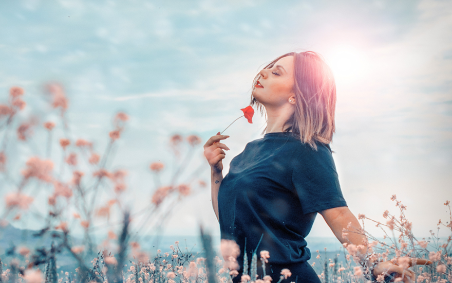 Frau in Blumenwiese