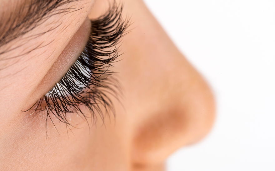 Frau sehr lange und dichte Wimpern