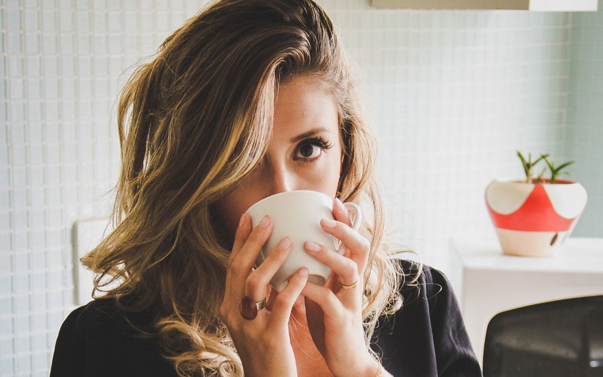 Frau trinkt Kaffee