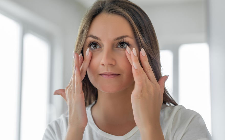 Frau massiert Augen