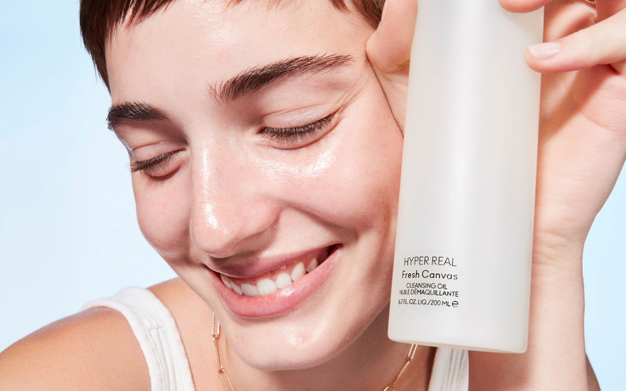 Frau mit Cleansing Öl