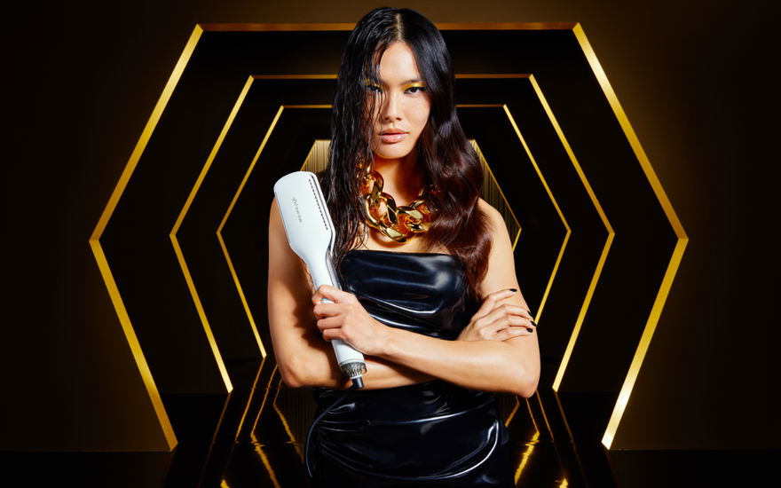 Frau mit ghd Duet Styler
