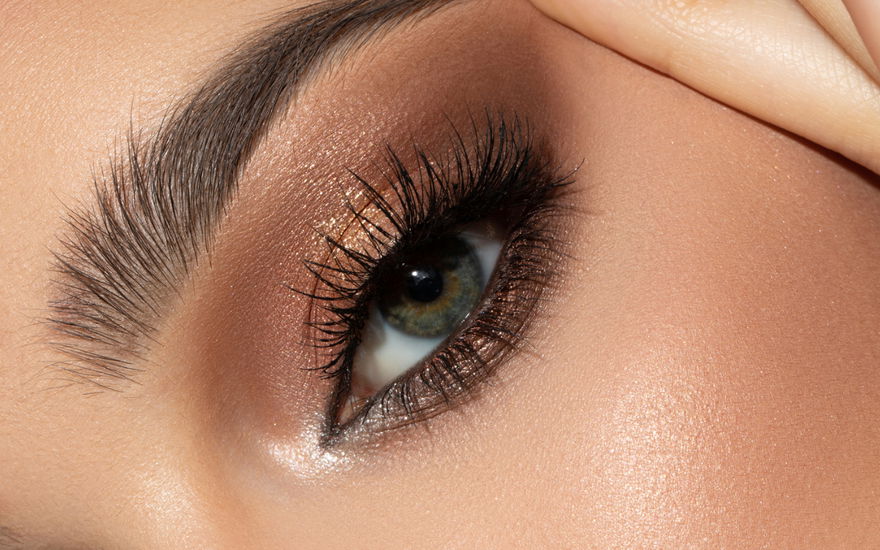 Frau mit tollen Wimpern