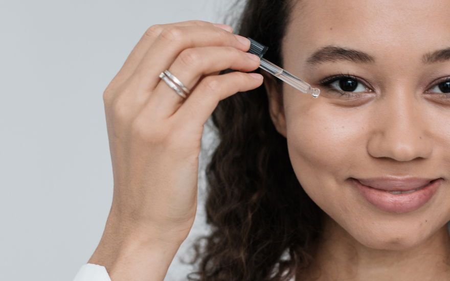 Frau mit Pipette
