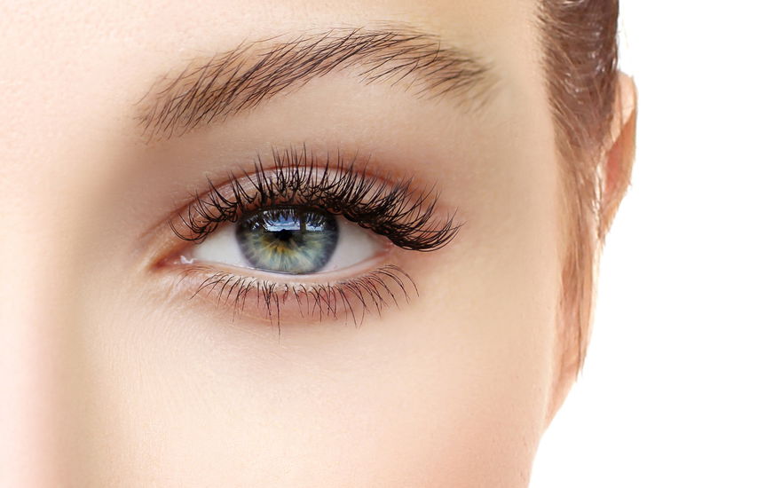 Frau volle Wimpern