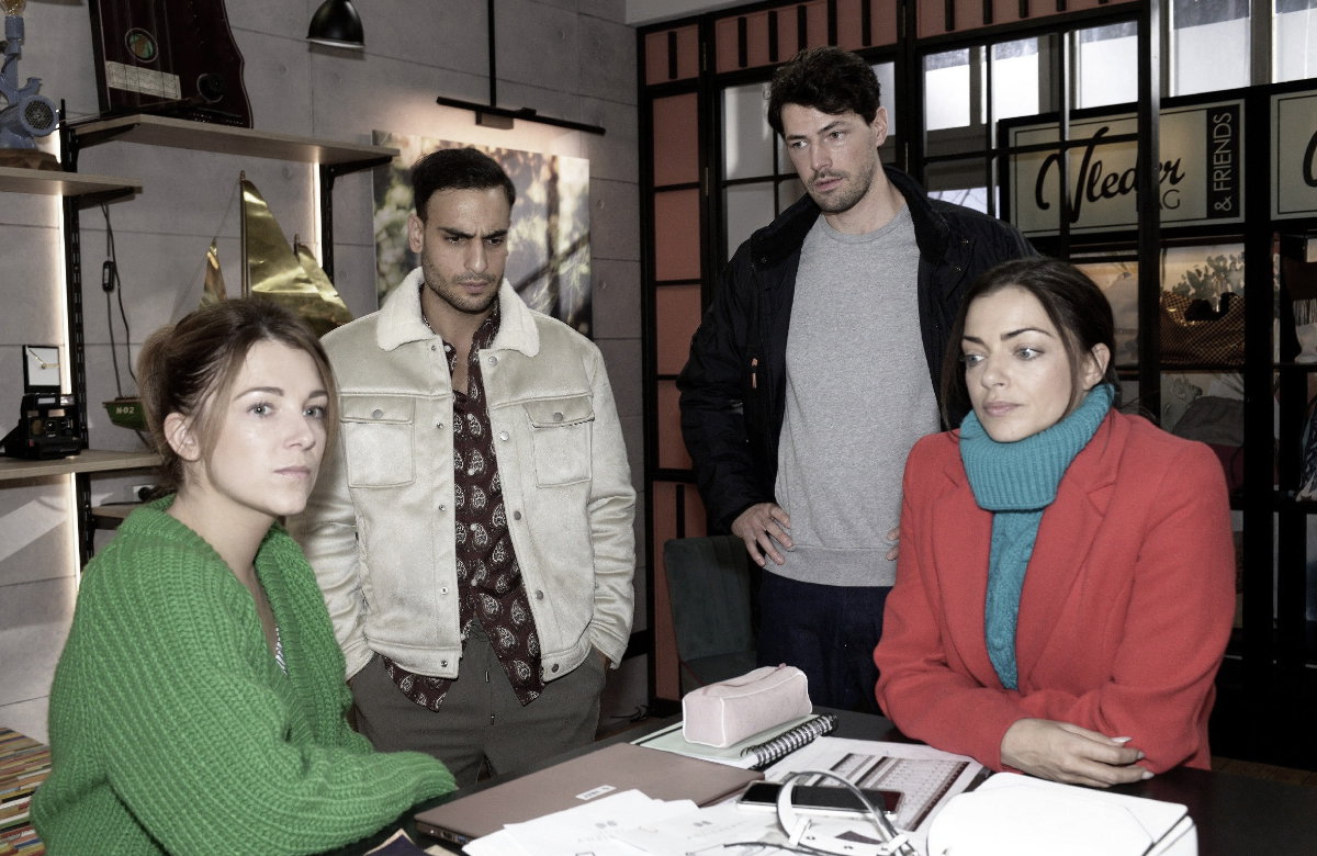 Lilly, Nihat, Sascha und Emily gucken bei GZSZ ernst