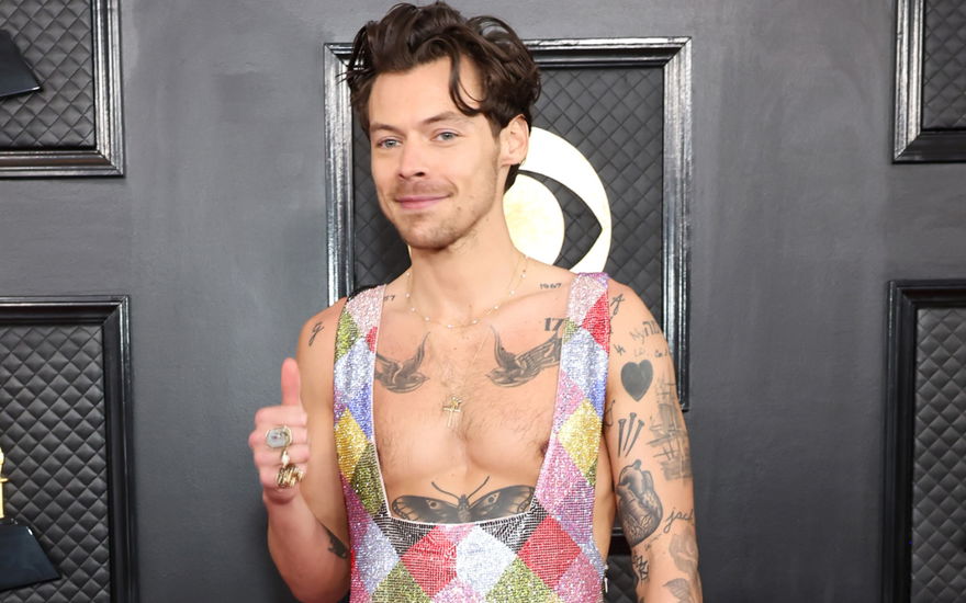 Harry Styles hält Daumen hoch